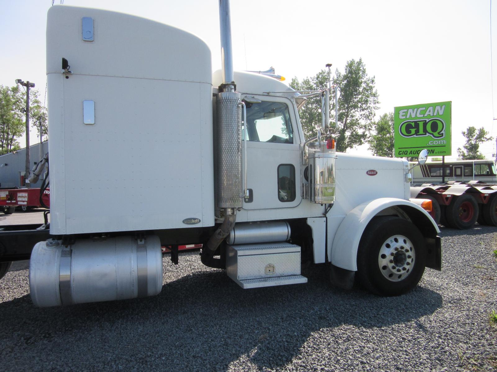 (^^) Peterbilt 4-row Dimpled Tube Radiator | 0706657A040